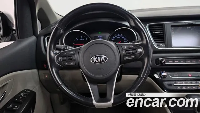 Kia Carnival — фото 12