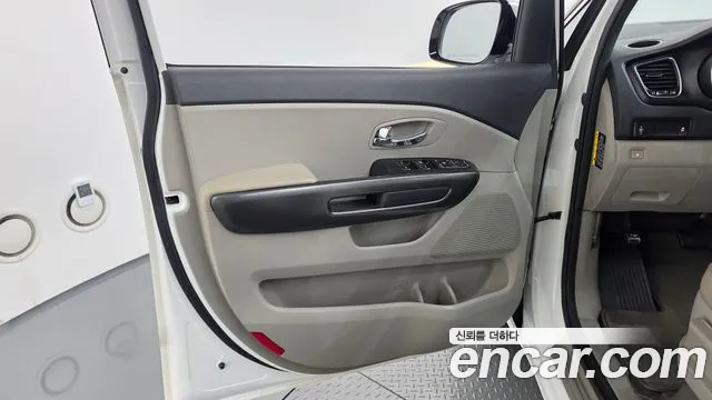 Kia Carnival — фото 24