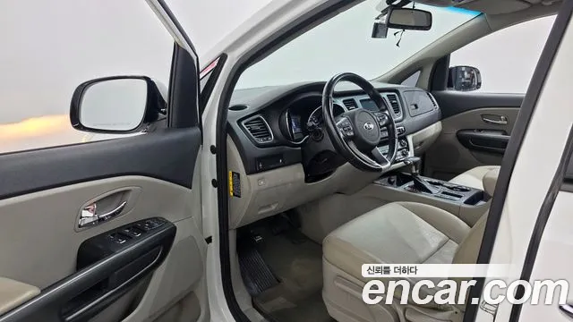 Kia Carnival — фото 10