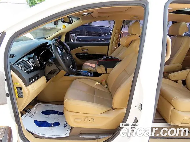 Kia Carnival — фото 12
