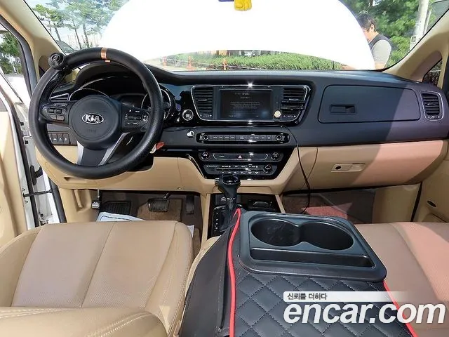 Kia Carnival — фото 14