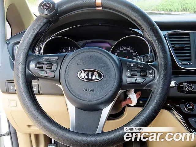 Kia Carnival — фото 15
