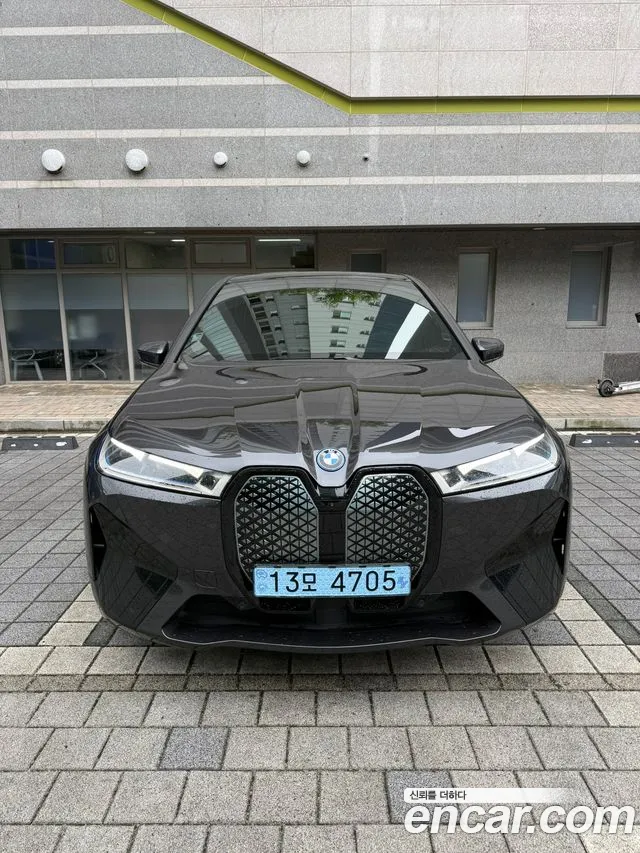 BMW iX — фото 1