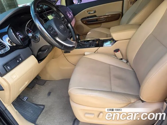 Kia Carnival — фото 10