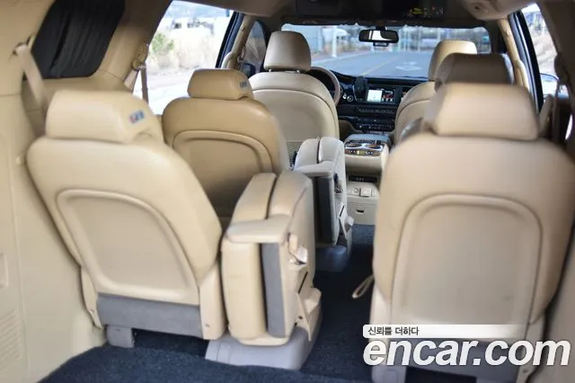Kia Carnival — фото 10