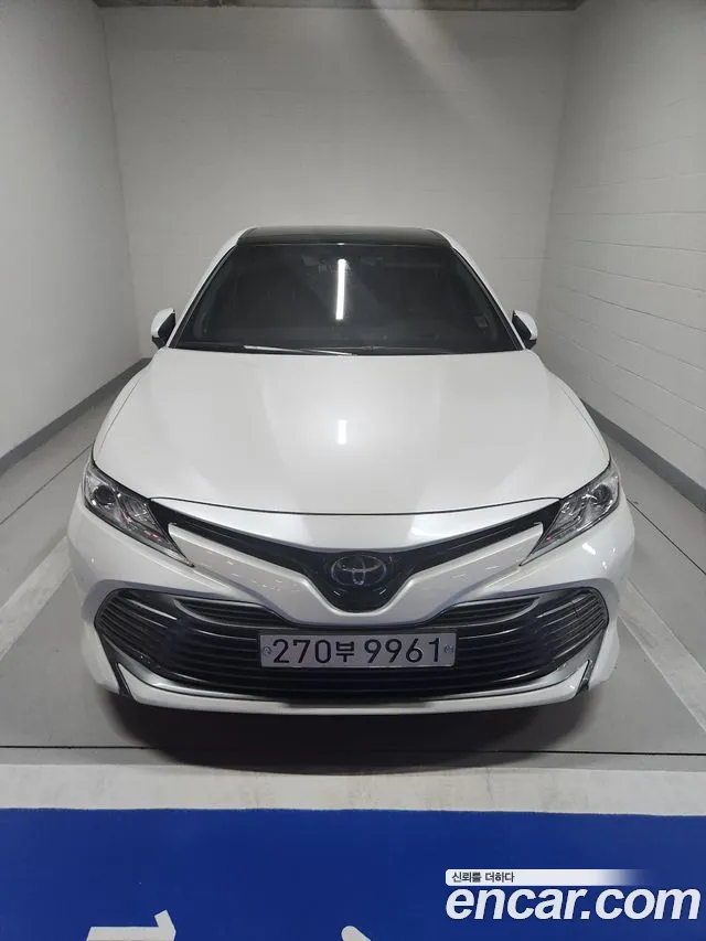 Toyota Camry — фото 1