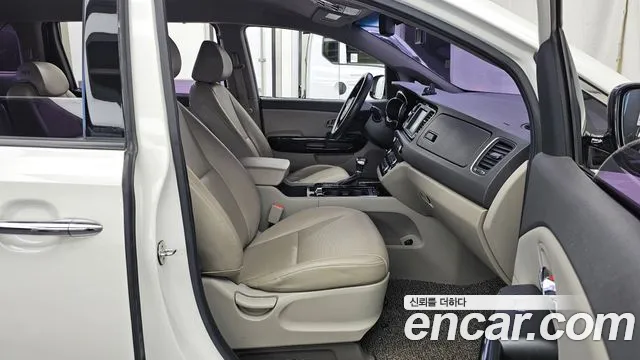 Kia Carnival — фото 11