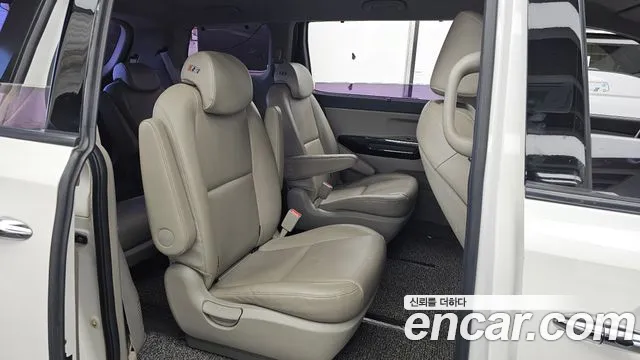 Kia Carnival — фото 12