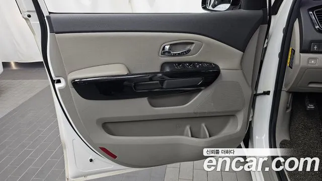 Kia Carnival — фото 24
