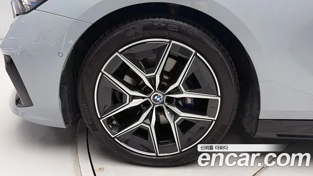 BMW 5-Series — фото 17