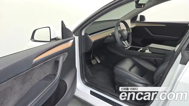 Tesla Model Y — фото 10
