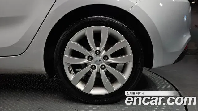 Kia Carens — фото 21