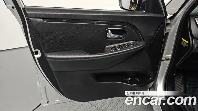 Kia Carens — фото 24