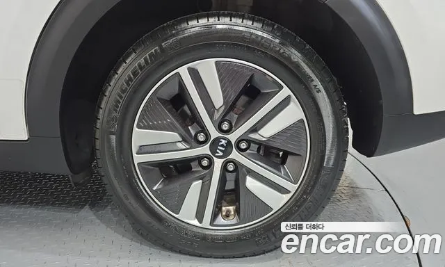 Kia Niro — фото 21