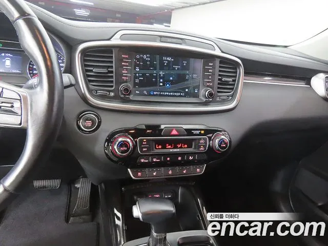 Kia Sorento — фото 10