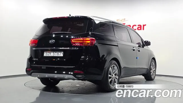 Kia Carnival — фото 1