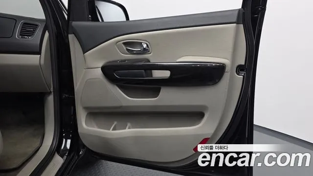 Kia Carnival — фото 25