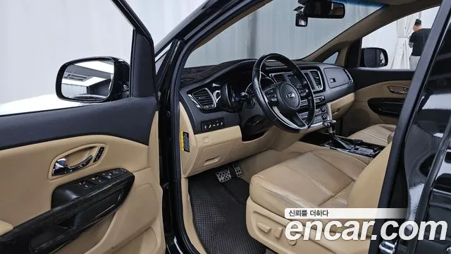Kia Carnival — фото 10