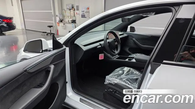 Tesla Model Y — фото 10