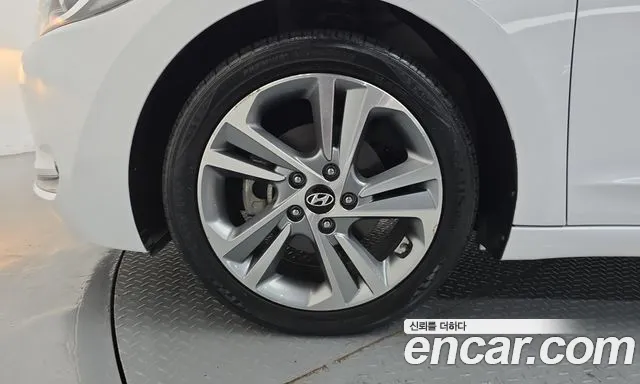 Hyundai Avante — фото 5