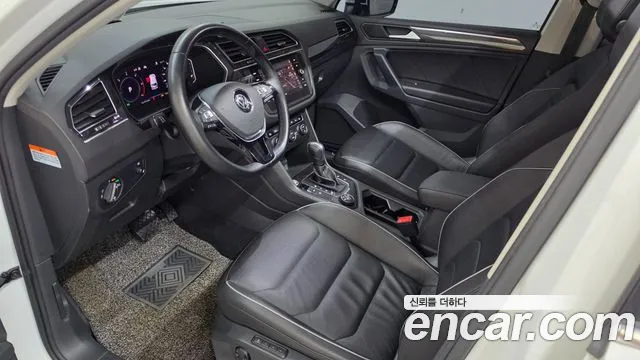 Volkswagen Tiguan — фото 11