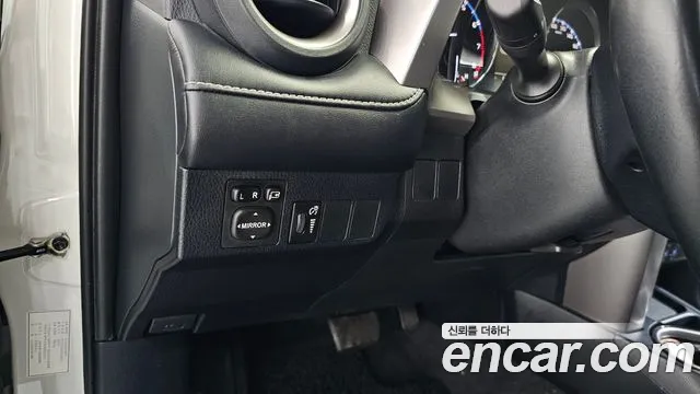 Toyota RAV4 — фото 16