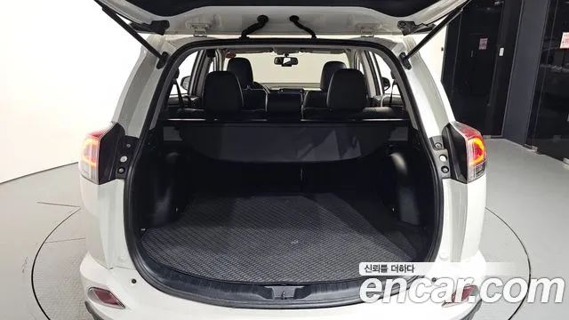 Toyota RAV4 — фото 20