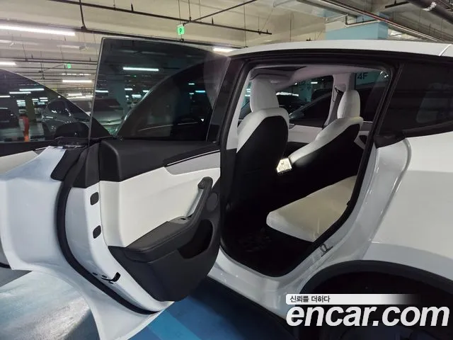 Tesla Model Y — фото 10