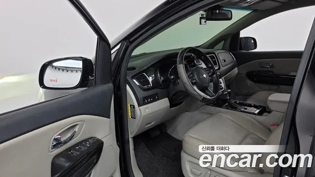 Kia Carnival — фото 10