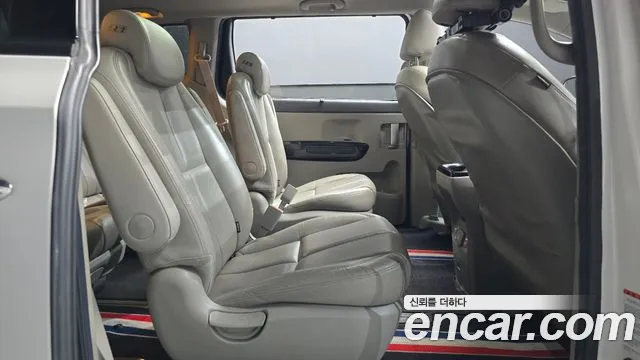 Kia Carnival — фото 12