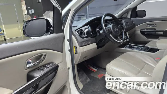 Kia Carnival — фото 10
