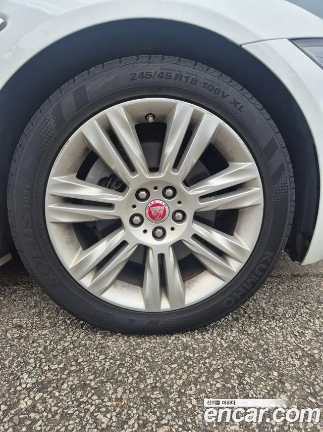 Jaguar XF — фото 14