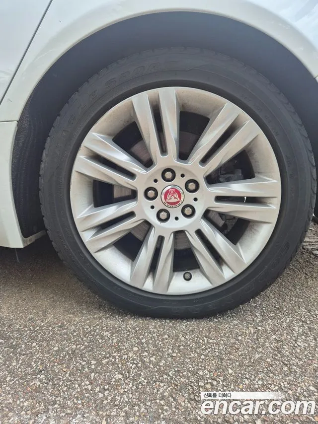 Jaguar XF — фото 15