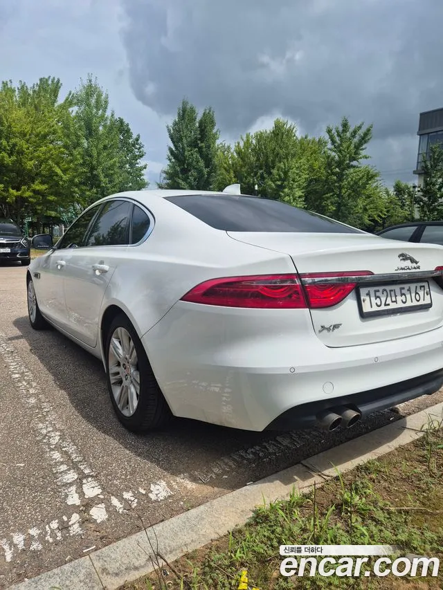 Jaguar XF — фото 10
