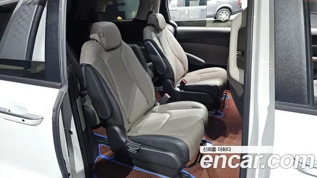 Kia Carnival — фото 11