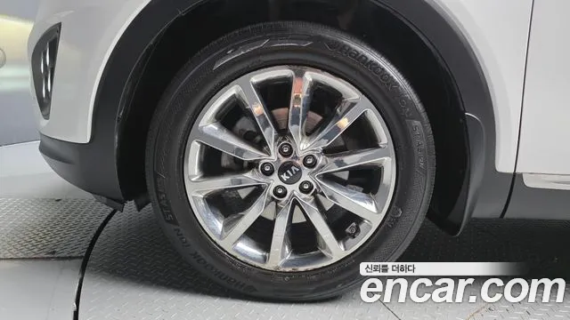 Kia Sorento — фото 5