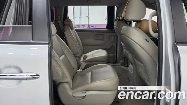 Kia Carnival — фото 12
