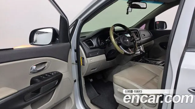 Kia Carnival — фото 10