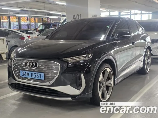Audi Q4 e-tron — фото 1