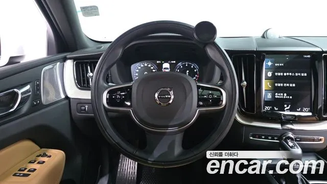 Volvo XC60 — фото 12