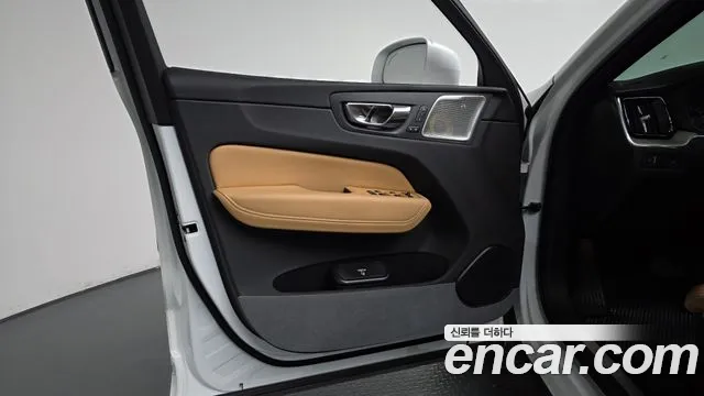 Volvo XC60 — фото 24