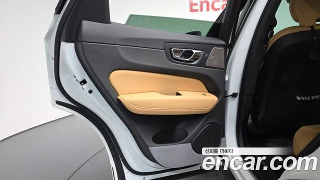 Volvo XC60 — фото 25