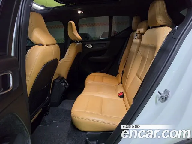 Volvo XC40 — фото 14