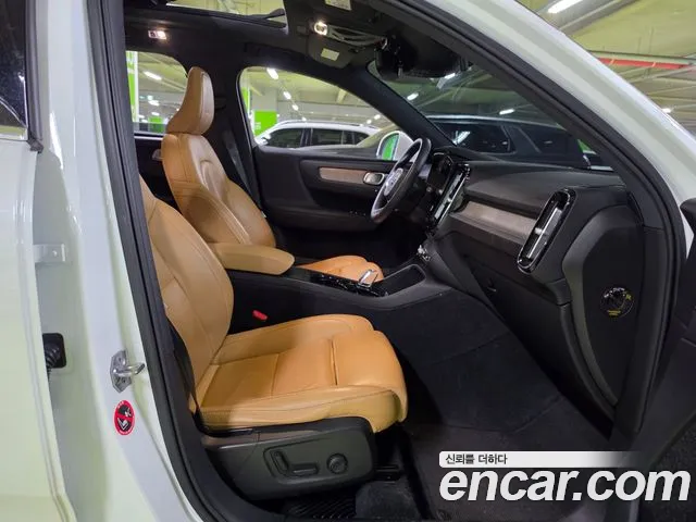 Volvo XC40 — фото 15