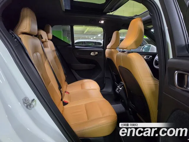 Volvo XC40 — фото 16