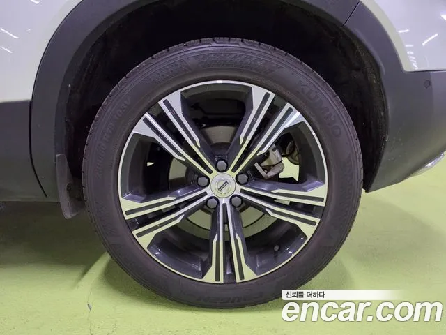 Volvo XC40 — фото 17