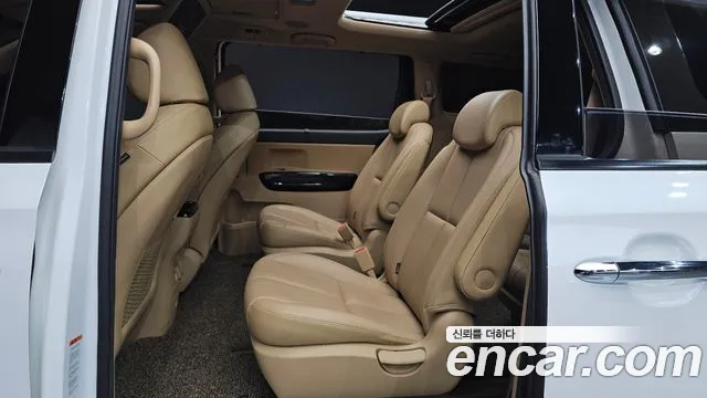 Kia Carnival — фото 12