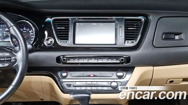 Kia Carnival — фото 15
