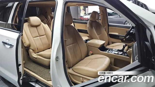 Kia Carnival — фото 10