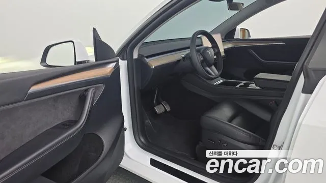 Tesla Model Y — фото 10